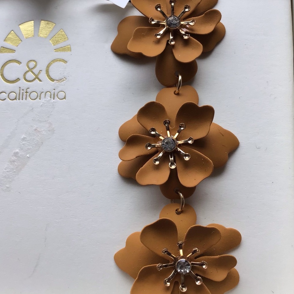 NIB C&C CALIFORNIA TRIPLE FLOWER  EARRINGS!! - Picture 7 of 10